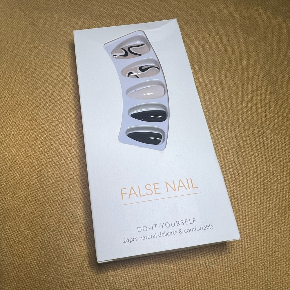 Black and White False Nail Set